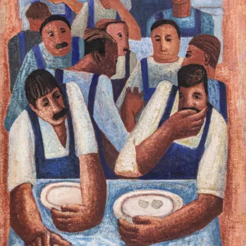 Une scène de repas collectif, des hommes autour de tables, avec des assiettes et du pain.