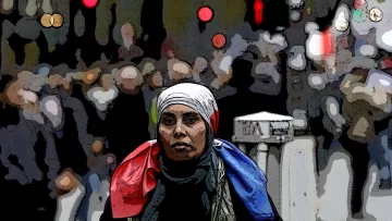 L'image représente une femme au premier plan portant un foulard et une écharpe aux couleurs bleu, blanc, rouge, qui symbolisent le drapeau français. En arrière-plan, on voit une foule floue, suggérant une atmosphère urbaine animée. Les lumières au loin ajoutent une touche de couleur à l'ambiance générale, offrant un contraste avec la concentration de la femme au centre de l'image.