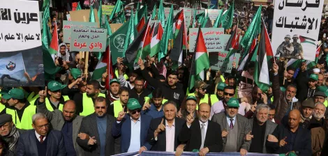 تظهر الصورة مظاهرة حاشدة تحمل الأعلام واللافتات، تعبر عن دعم للقضية الفلسطينية.
