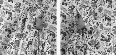 Deux femmes en profil, voilées, devant un fond fleuri en noir et blanc.