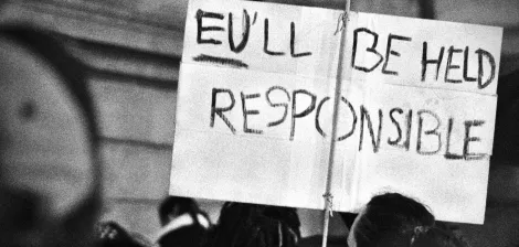 Un cartello con la scritta "You'll be held responsible" in un contesto di protesta.