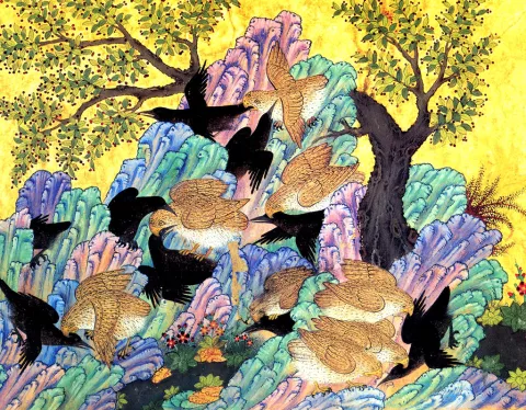 Des oiseaux noirs et dorés volent parmi des collines colorées sous un ciel jaune.