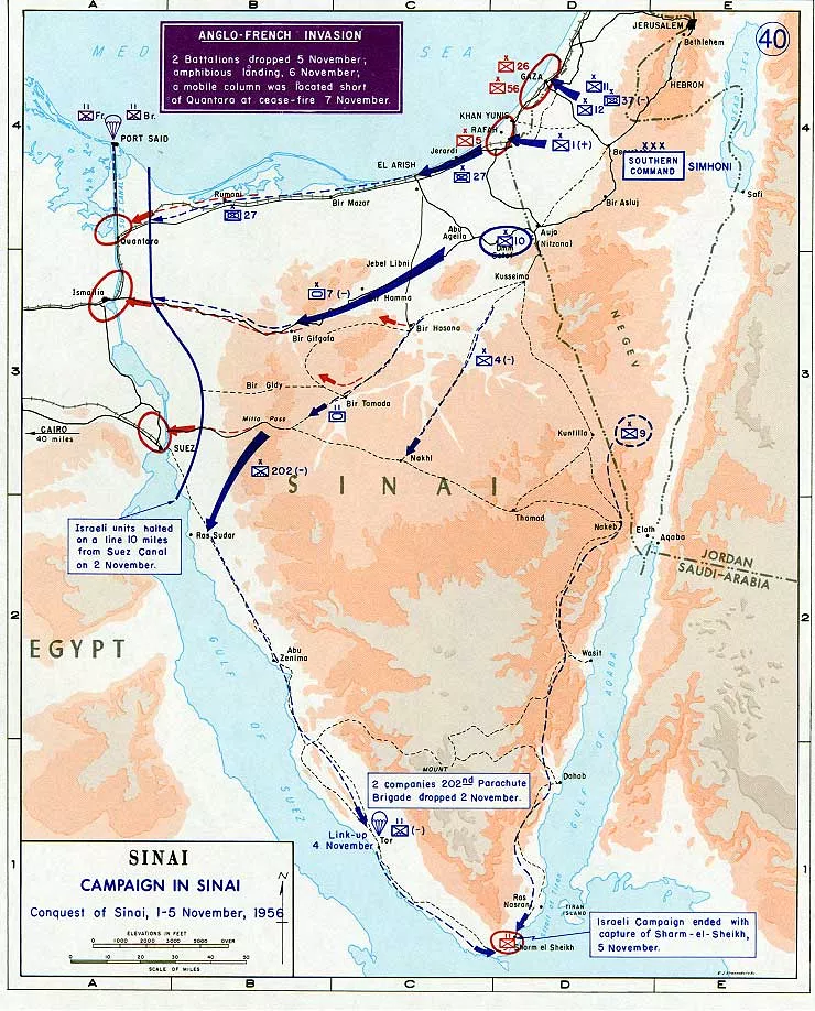 Carte montrant l'invasion anglo-française en Égypte en 1956, avec trajets militaires.