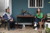 Deux femmes assises à une table à l