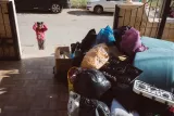 Un enfant regarde une pile de déchets et d