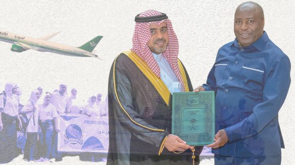 Remise de prix avec des représentants en tenue formelle, avion en arrière-plan.