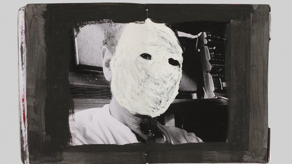 L'image présente une photographie en noir et blanc d'un visage, mais celui-ci est recouvert d'une peinture blanche qui dissimule complètement les traits du visage. La photo est encadrée par une bordure noire, ce qui attire l'attention sur le contraste entre le fond sombre et la surface blanche du visage. Ce traitement artistique crée une atmosphère intrigante et mystérieuse, en poussant le spectateur à réfléchir sur l'identité et l'anonymat.