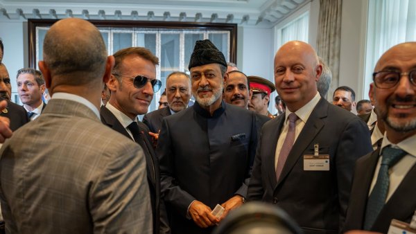 Un groupe d'hommes en costume, souriants, lors d'un événement officiel.