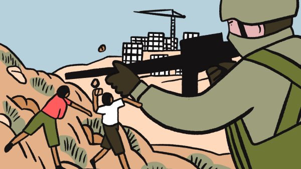 Un soldat armé vise des personnes sur un terrain de construction.
