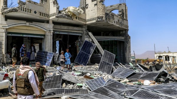 Destruction : bâtiment effondré, débris et panneaux solaires éparpillés autour.