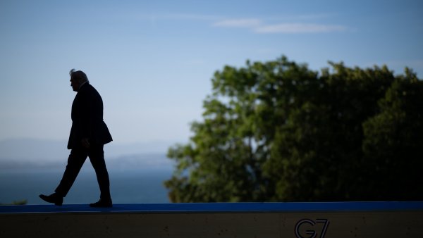 Silhouette d'un homme marchant, avec un paysage naturel en arrière-plan.