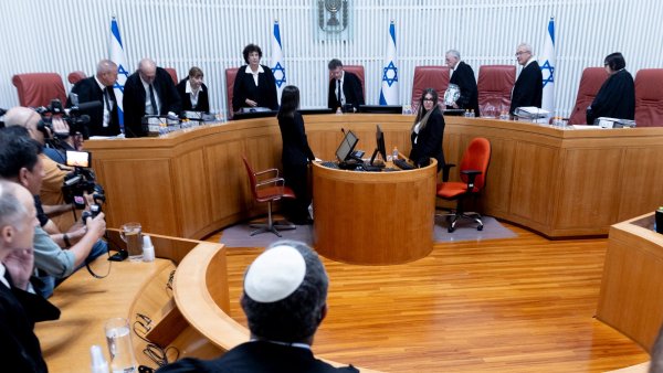 Salle d'audience avec juges en robes noires et avocats, ambiance solennelle.