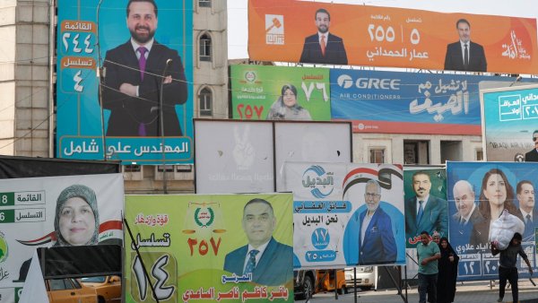 Des panneaux électoraux colorés avec des portraits et des slogans politiques.