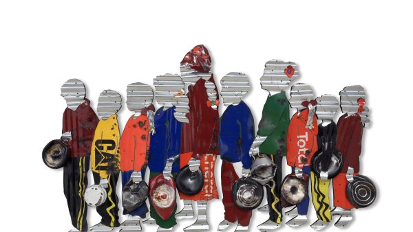 Silhouettes de personnages colorés en métal recyclé tenant divers objets.