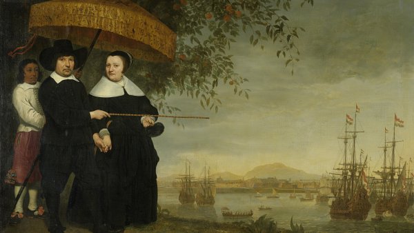 L'image représente un couple dans un paysage maritime. L'homme, vêtu de vêtements sombres et portant un chapeau, tient une canne et un parasol au-dessus de la femme, qui est habillée en noir avec une coiffe caractéristique. À l'arrière-plan, on peut voir plusieurs navires à voile sur l'eau, ainsi qu'une ville ou une côte lointaine. À gauche, un jeune garçon observe la scène. La composition transmet une ambiance calme et intime, tout en évoquant le commerce maritime de l'époque.